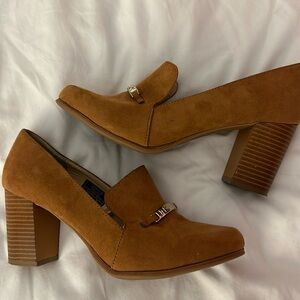 Jones New York tan suede size 8 heeled loafers